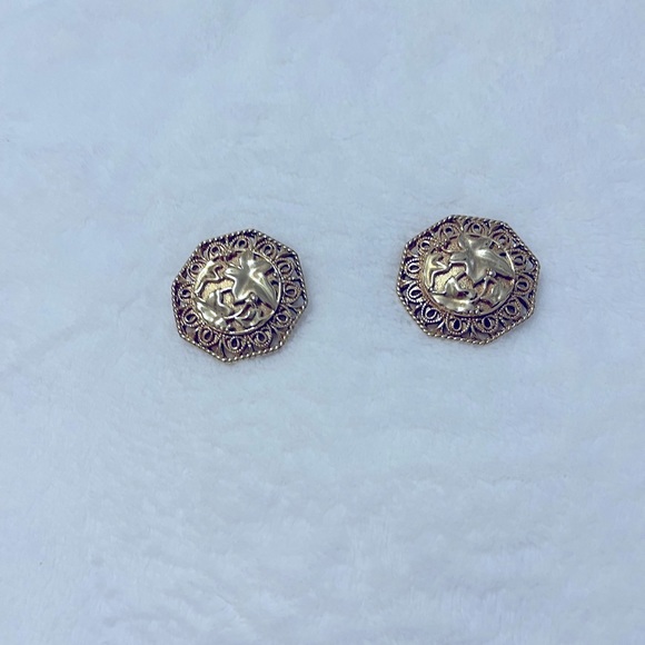 Vintage Avon clip on earrings. Gold tone - Picture 6 of 6